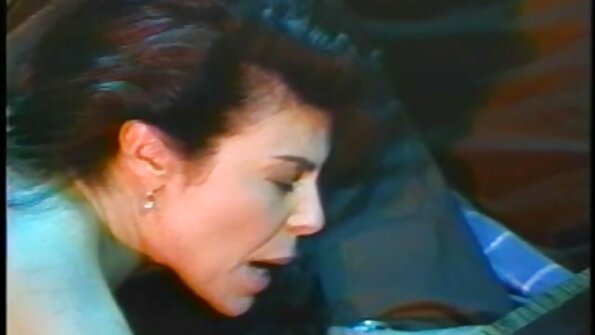 Μια γυναίκα με μεγάλο κώλο ουρλιάζει καθώς παίρνει δύο πούτσες στο μουνί και τον κώλο της