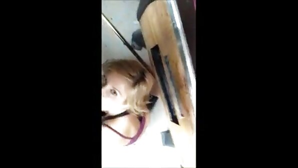 Η πλατινέ ξανθιά εμφάνιση της Λατίνας αναπηδά στον κόκορα στο βίντεο POV